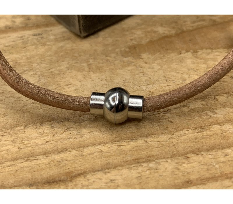 Smalle cognac armband van 3mm dik rondleer en zilveren magneet sluiting.