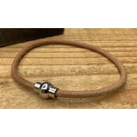 Smalle cognac armband van 3mm dik rondleer en zilveren magneet sluiting.