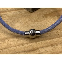 Smalle blauw armband van 3mm dik rondleer en zilveren magneet sluiting.