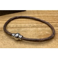 Smalle bruine armband van 3mm dik rondleer en zilveren magneet sluiting.