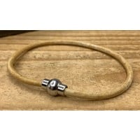 Smalle gele armband van 3mm dik rondleer en zilveren magneet sluiting. - Copy