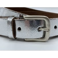 Zilver kleurige riem met leuke oud zilveren gesp. 3cm breed en gemaakt van echt leer