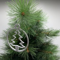 Leuke vervanger van de traditionele kerstbal is deze zilveren uitgesneden boom.