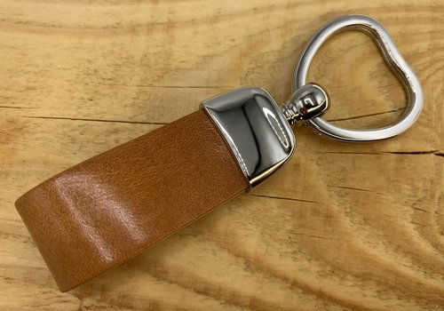 Scotts Bluf Cognac sleutelhanger met hart vormige sleutelring Scotts Bluf Cognac sleutelhanger met hart vormige sleutelring