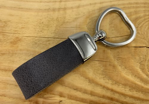 Scotts Bluf Grijze sleutelhanger met hart vormige sleutelring. Scotts Bluf Grijze sleutelhanger met hart vormige sleutelring.