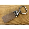 Taupe sleutelhanger met hart vormige sleutelring.