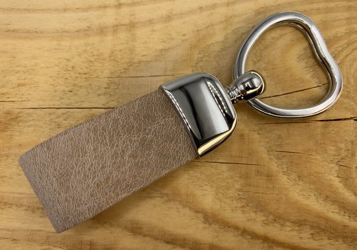 Scotts Bluf Taupe sleutelhanger met hart vormige sleutelring. Scotts Bluf Taupe sleutelhanger met hart vormige sleutelring.