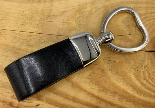 Scotts Bluf Zwarte sleutelhanger met hartvormige sleutelring. Scotts Bluf Zwarte sleutelhanger met hartvormige sleutelring.