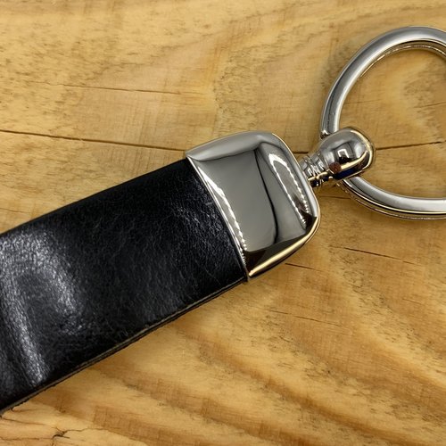 Zwarte sleutelhanger met hartvormige sleutelring. 