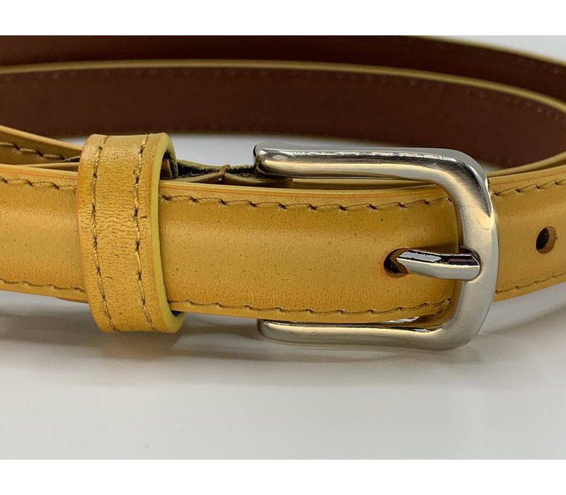 Oker gele Italiaans  leren damesriem. 2cm breed met een fantastische afwerking en nikkelvrije gesp.