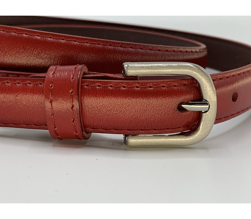 Rode Italiaans  leren damesriem. 2cm breed met een fantastische afwerking en nikkelvrije gesp.