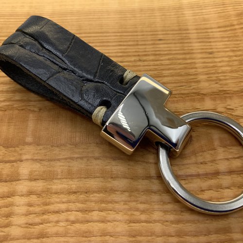 Zwarte luxe sleutelhanger met krokodillen print. 