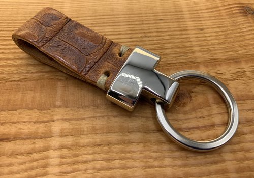 Scotts Bluf Cognac luxe sleutelhanger met krokodillen print. Scotts Bluf Cognac luxe sleutelhanger met krokodillen print.