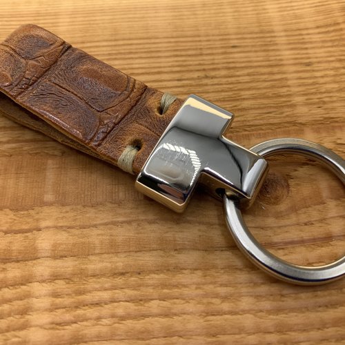 Cognac luxe sleutelhanger met krokodillen print. 