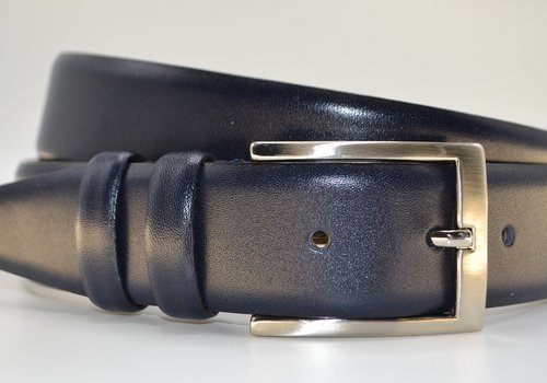 Sabel Stijlvolle donker blauwe echt lederen riem. Sabel Stijlvolle donker blauwe echt lederen riem.