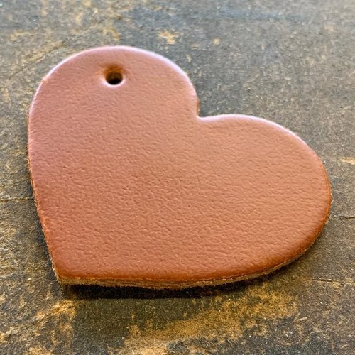 Hartvormige sleutelhanger van leer 