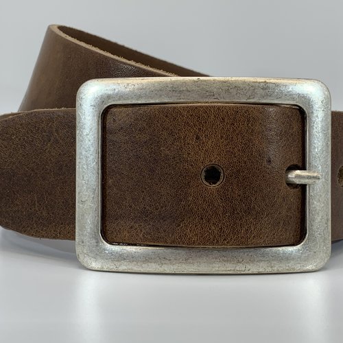 Zandkleurige 5cm brede riem. 