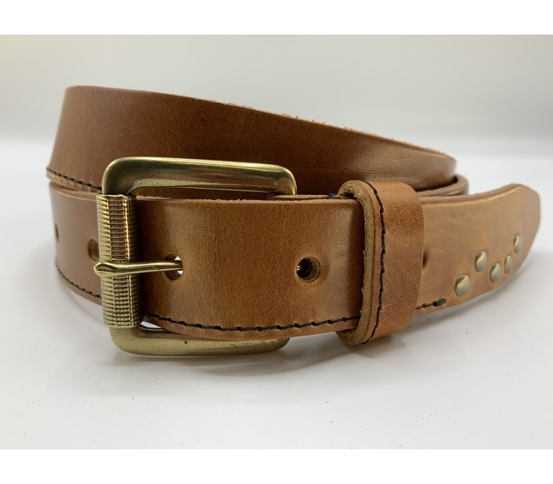 Cognac riem van Italiaans nerf leer. Met enkele stiknaad en brons kleurige gesp en datails.