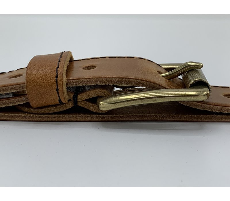 Cognac riem van Italiaans nerf leer. Met enkele stiknaad en brons kleurige gesp en datails.