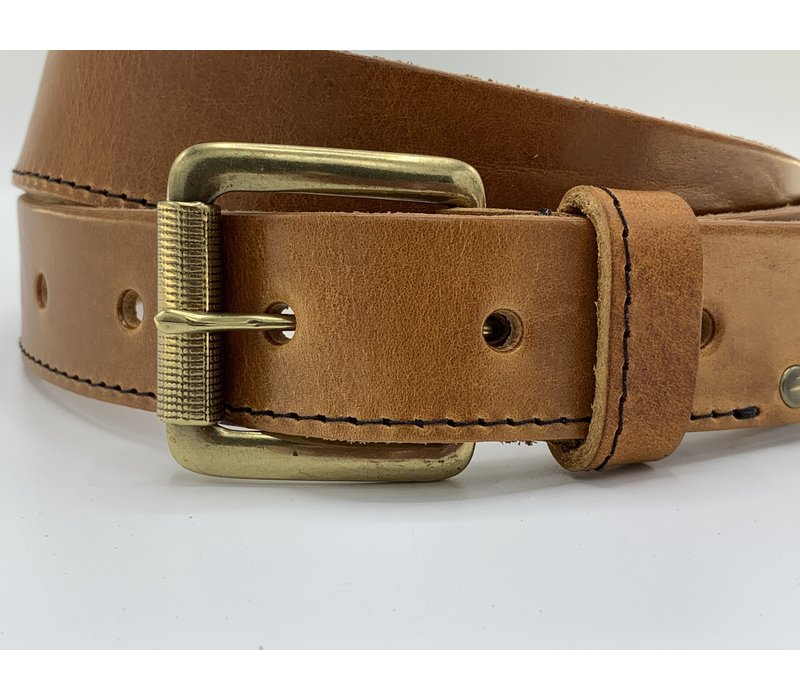 Cognac riem van Italiaans nerf leer. Met enkele stiknaad en brons kleurige gesp en datails.