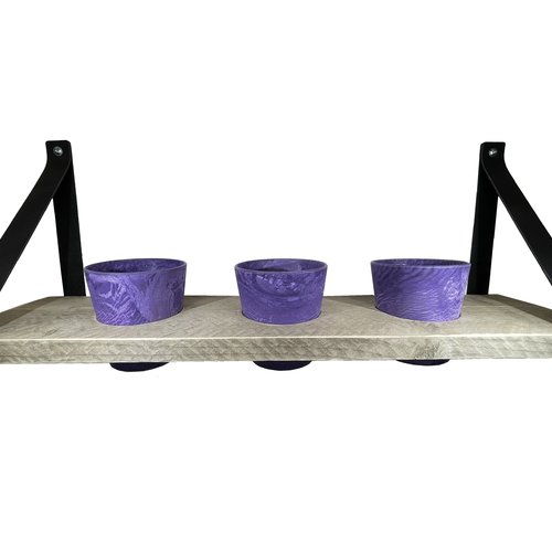 Kruidenrek met paarse potjes. 