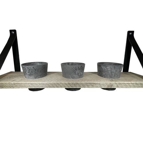 Kruidenrek met grijze potjes. 