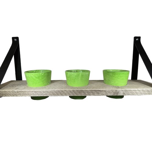 Kruidenrek met groene potjes. 