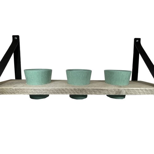 Kruidenrek met pastel groene potjes. 