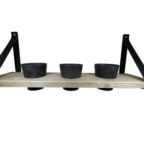 Kruidenrek met zwarte potjes. 