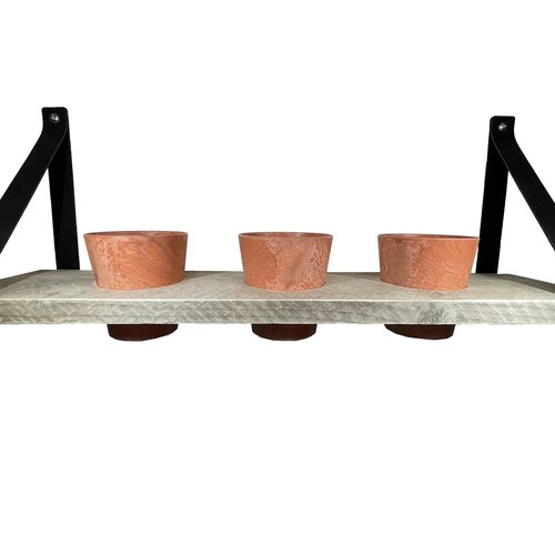 Kruidenrek met terra kleur potjes. 