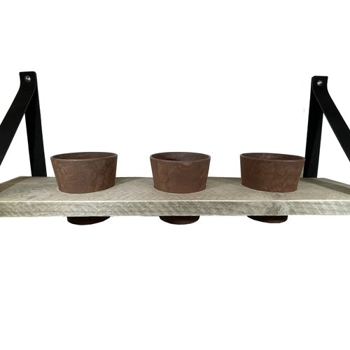 Kruidenrek met bruine oak kleurige potjes. 