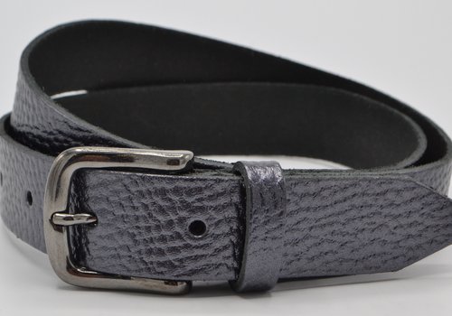 Rock 'n Rich Zwart metallic 3cm brede riem met metallic zwarte gesp. Rock 'n Rich Zwart metallic 3cm brede riem met metallic zwarte gesp.