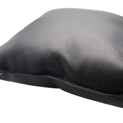 Sierkussen van echt zwart leer. 