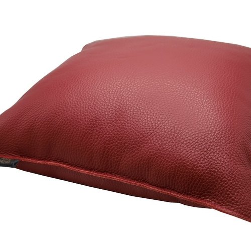 Sierkussen van echt donker rood leer. 