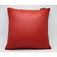 Rood kussen van 40x40cm. Geheel gemaakt van echt Italiaans leder.