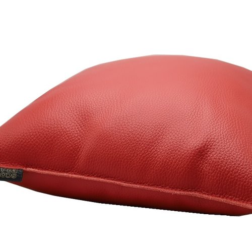 Sierkussen van echt rood leer. 