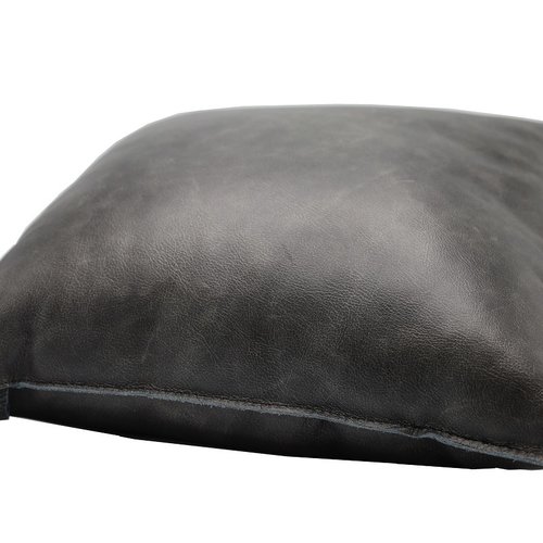Sierkussen van echt zwart vintage leer. 