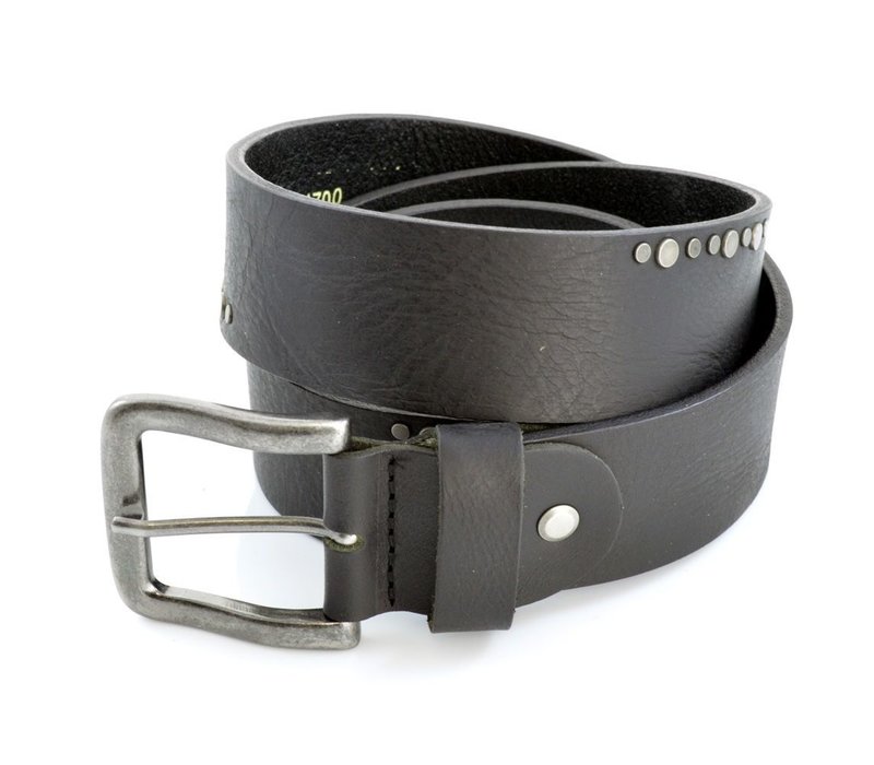 Zwarte riem met over de hele lengte verschillende studs.