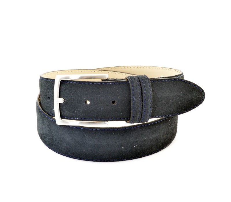 Blauwe suede riem. Deze riem maakt elke outfit af. Pak, jeans of chino. Een mooie suede riem past er altijd bij.