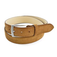 Cognac suede riem. Deze riem maakt elke outfit af. Pak, jeans of chino. Een mooie suede riem past er altijd bij.