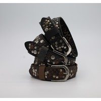 S Oliver riem van 35mm breed. Over de gehele lengte vol met verschillende kleuren en maten studs.