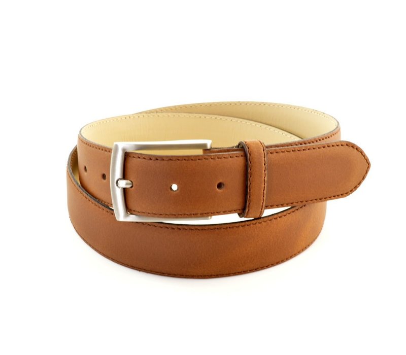 3.5cm brede cognac riem. Makkelijk aanpasbare maat door middel van een schroefje .