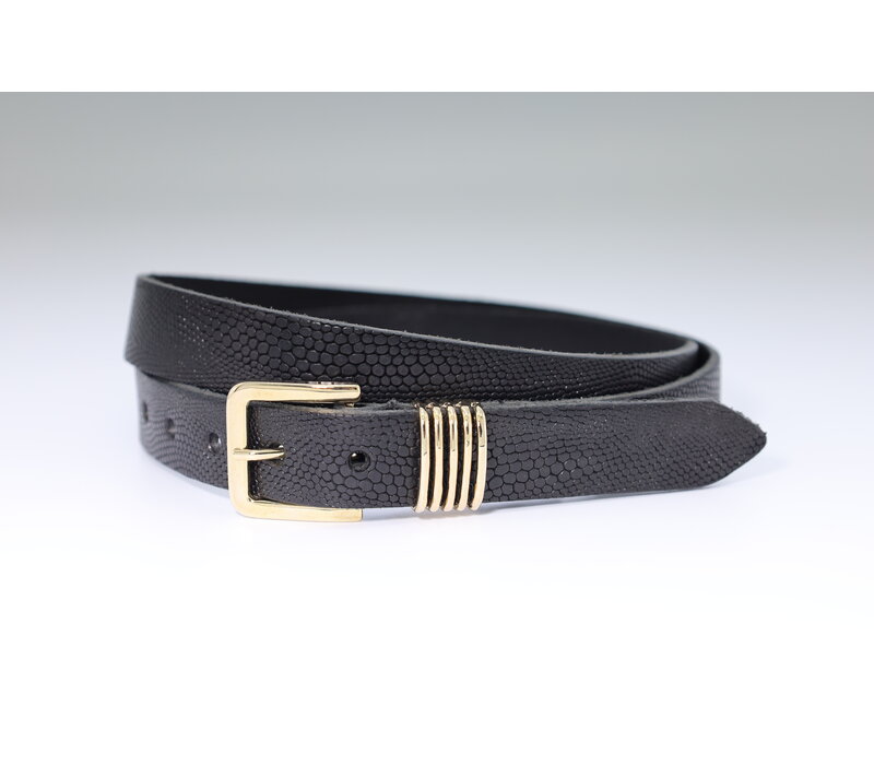 Zwarte 2.5cm brede krokodillen print damesriem gemaakt van Italiaans nerf leer afgewerkt met een chique goude gesp.