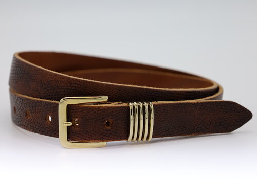 Scotts Bluf Cognac 2.5cm brede krokodillen print damesriem met chique goude gesp. Scotts Bluf Cognac 2.5cm brede krokodillen print damesriem met chique goude gesp.