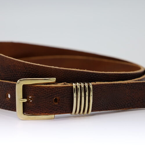 Cognac 2.5cm brede krokodillen print damesriem met chique goude gesp. 