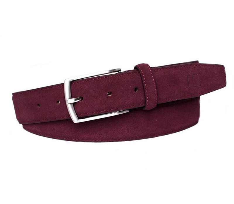 Suede bordeaux rode suede riem. Echt leer en aanpasbaar d.m.v. een schroefje bij de gesp.