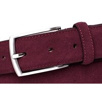 Suede bordeaux rode suede riem. Echt leer en aanpasbaar d.m.v. een schroefje bij de gesp.