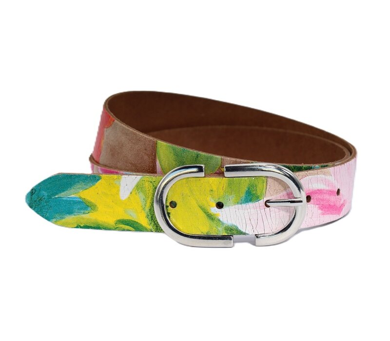3 cm brede riem met kleurrijke bloemenprint. Echt Nederlands krakkelee leer.