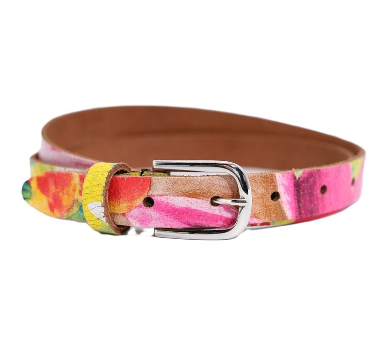 2 cm brede riem met kleurrijke bloemenprint. Echt Nederlands krakkelee leer.