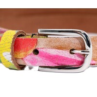 2 cm brede riem met kleurrijke bloemenprint. Echt Nederlands krakkelee leer.